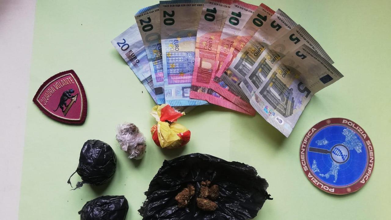 La sostanza stupefacente e i soldi sequestrati allo spacciatore