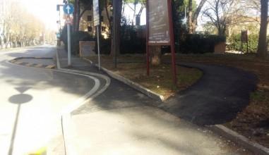 Il marciapiede tagliato e il percorso alternativo