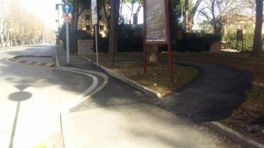 Il marciapiede tagliato e il percorso alternativo