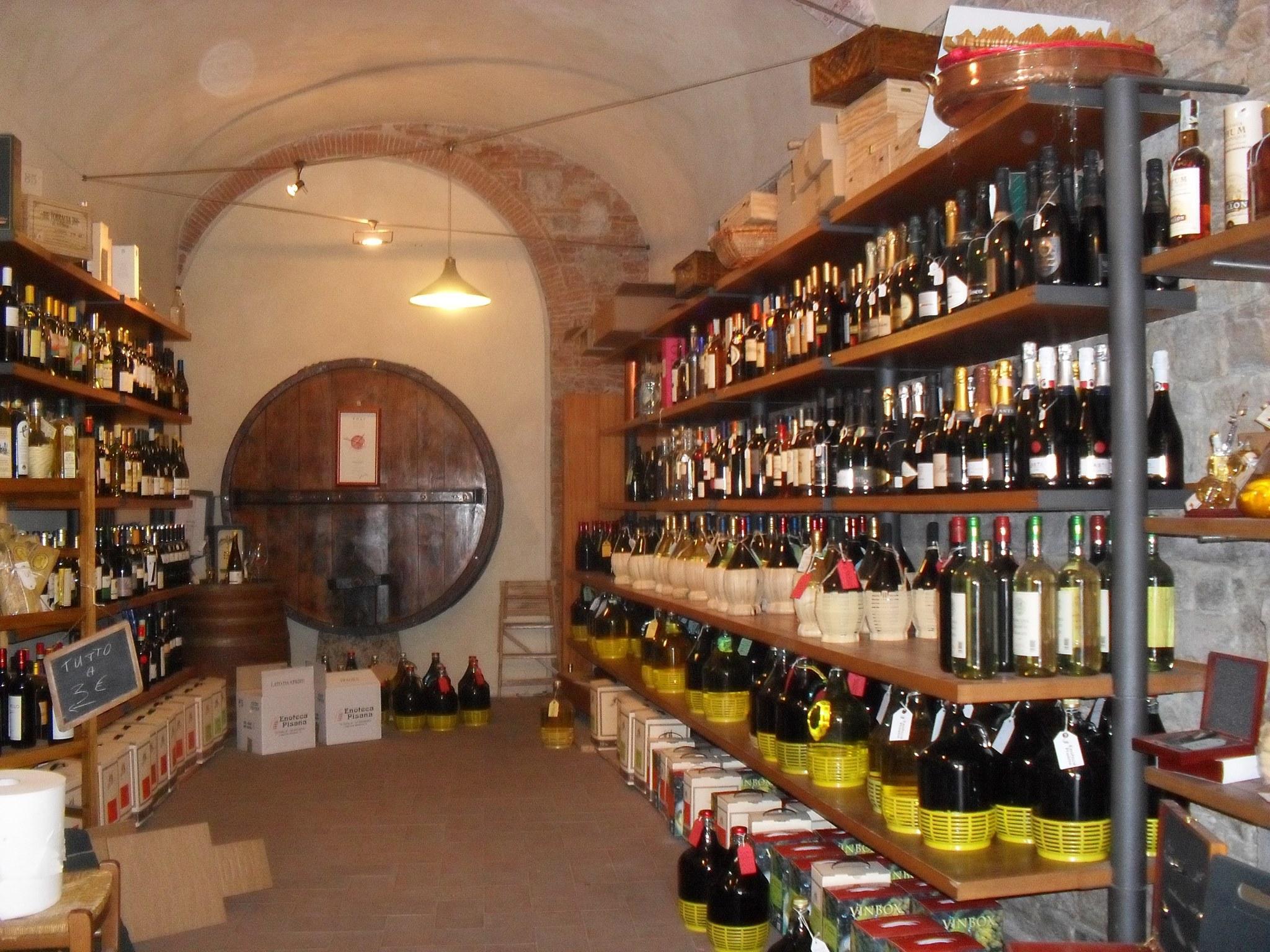 L'interno dell'Enoteca pisana