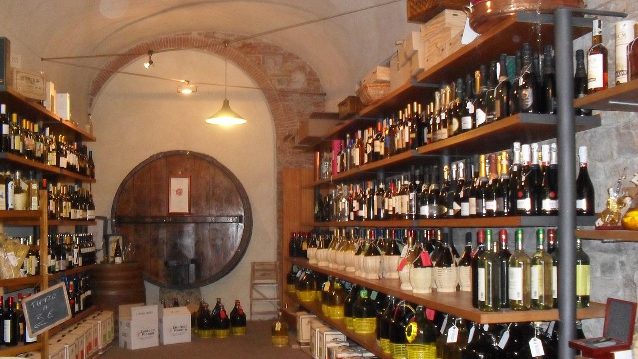 L'interno dell'Enoteca pisana