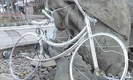 Una delle decorazioni messe sulla scultura