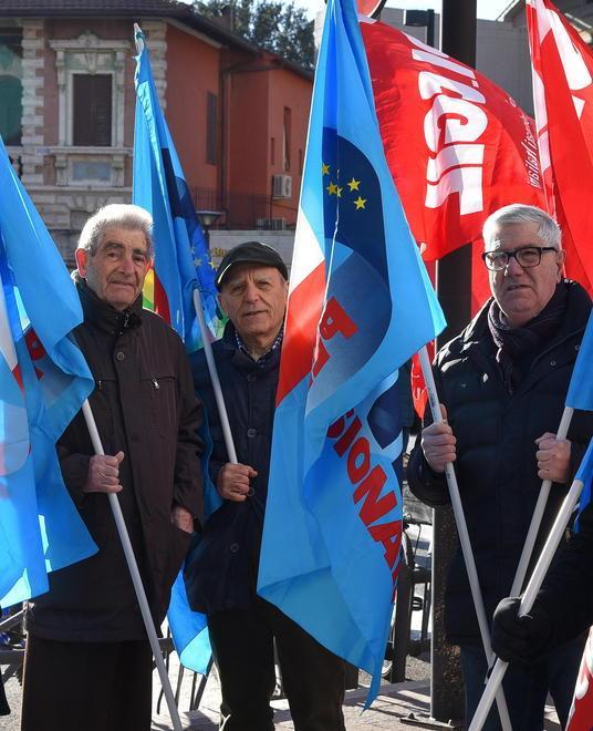 Assegni mensili più leggeri I pensionati scendono in piazza 