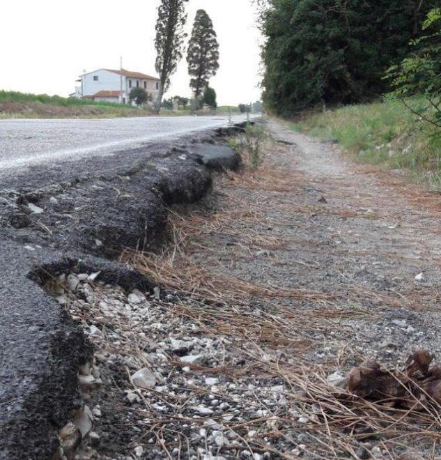 Strada buia per il furto dei cavi elettrici