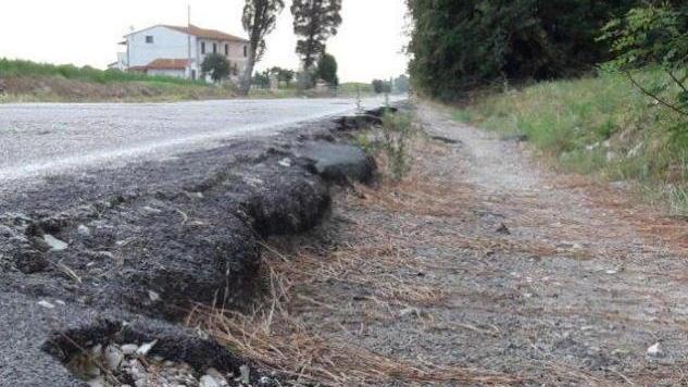 Strada buia per il furto dei cavi elettrici