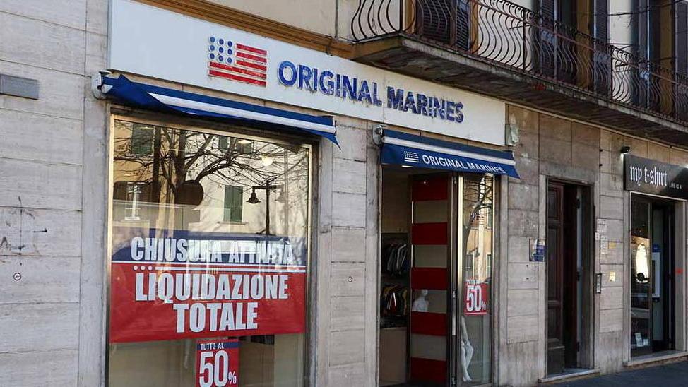 Capitale cinese nel cuore di Massa e gli storici negozi stanno chiudendo