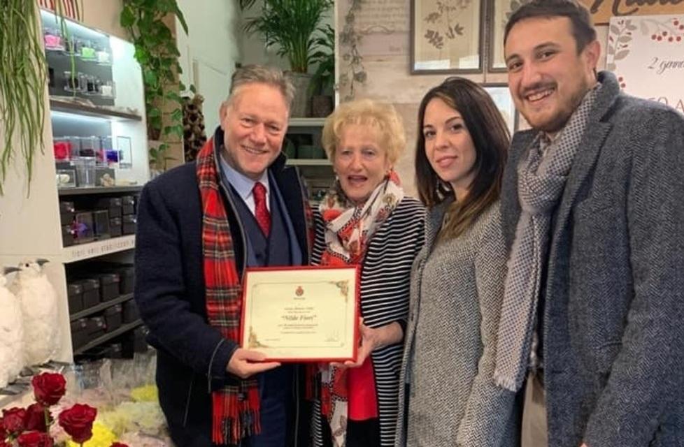 Arriva la vecchietta sulla sua scopa e Tresana apre le porte del Castello
