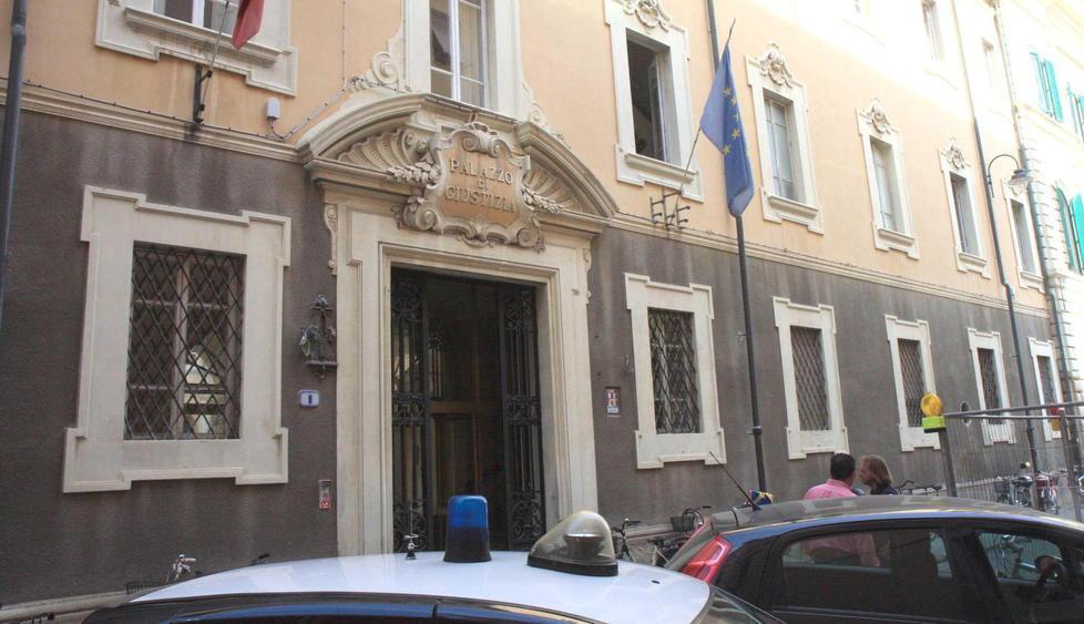 Lui, la moglie e una lunga serie di truffe Chiesto il rinvio a giudizio per una coppia 