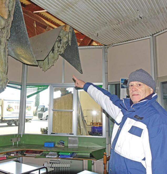 Bomba d’acqua distrugge la copertura degli uffici