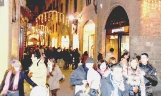 Luci accese in cittàparte in anticipolo shopping natalizio