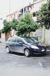 Mercedes incendiata nella notte