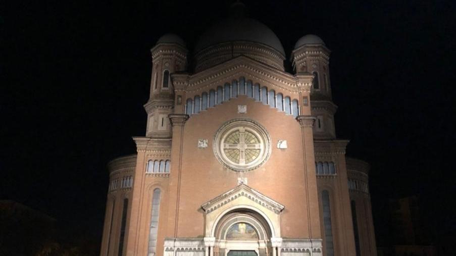 Tempio, la facciata illuminata con i led risplende nella piazza