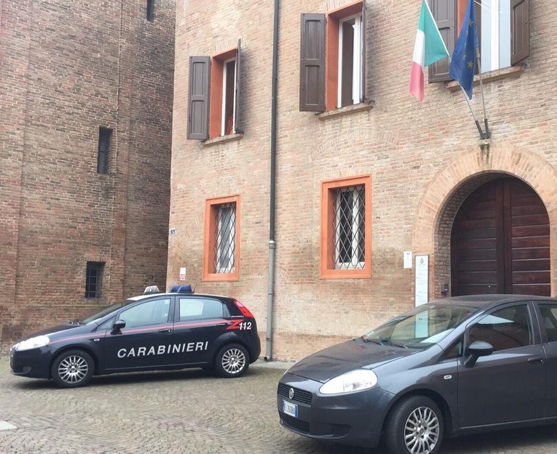 Blitz al Palazzo della Pieve poi tre ore in via Peruzzi Il Comune: «Disponibili»