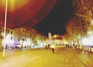 Una veduta di piazza Venti in tutta la sua ampiezza Sotto il sindaco Cosimi con i cittadini
