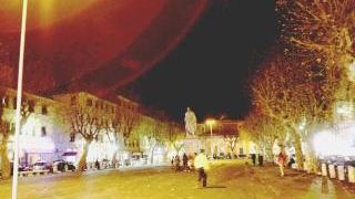 Una veduta di piazza Venti in tutta la sua ampiezza Sotto il sindaco Cosimi con i cittadini