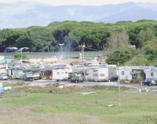 Un campo rom alla periferia di Pisa