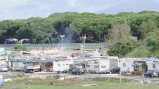 Un campo rom alla periferia di Pisa