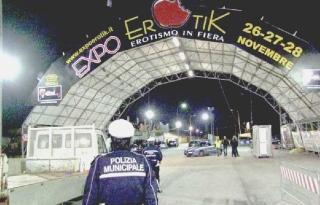 Un vigile urbano davanti alla sede di Expo Erotik
