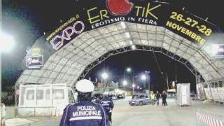 Un vigile urbano davanti alla sede di Expo Erotik