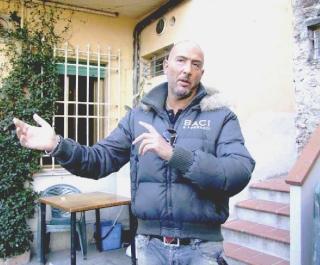 L’uomo che ha inseguito e bloccato il ladro penetrato nel suo bar