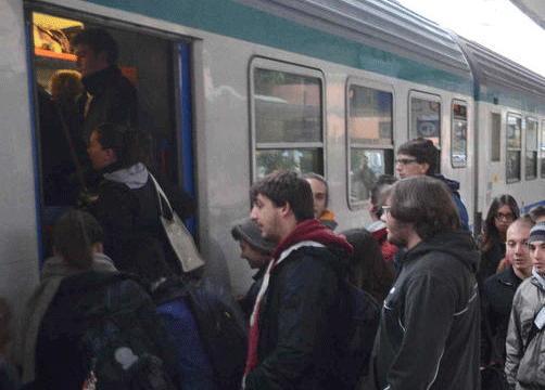 Ritardi fino a 50 minuti sulla linea per Lucca a causa di un guasto