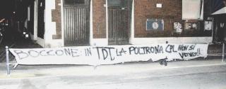 A sinistra lo striscione che è stato affisso la notte tra lunedì e martedì al Palazzo del Portuale a destra Riccardo Boccone