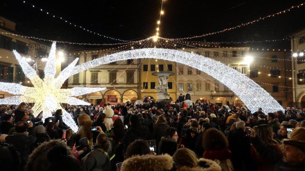 Saldi, nella calza budget di 160 euro a testa e la sfida ai colossi del commercio sul web