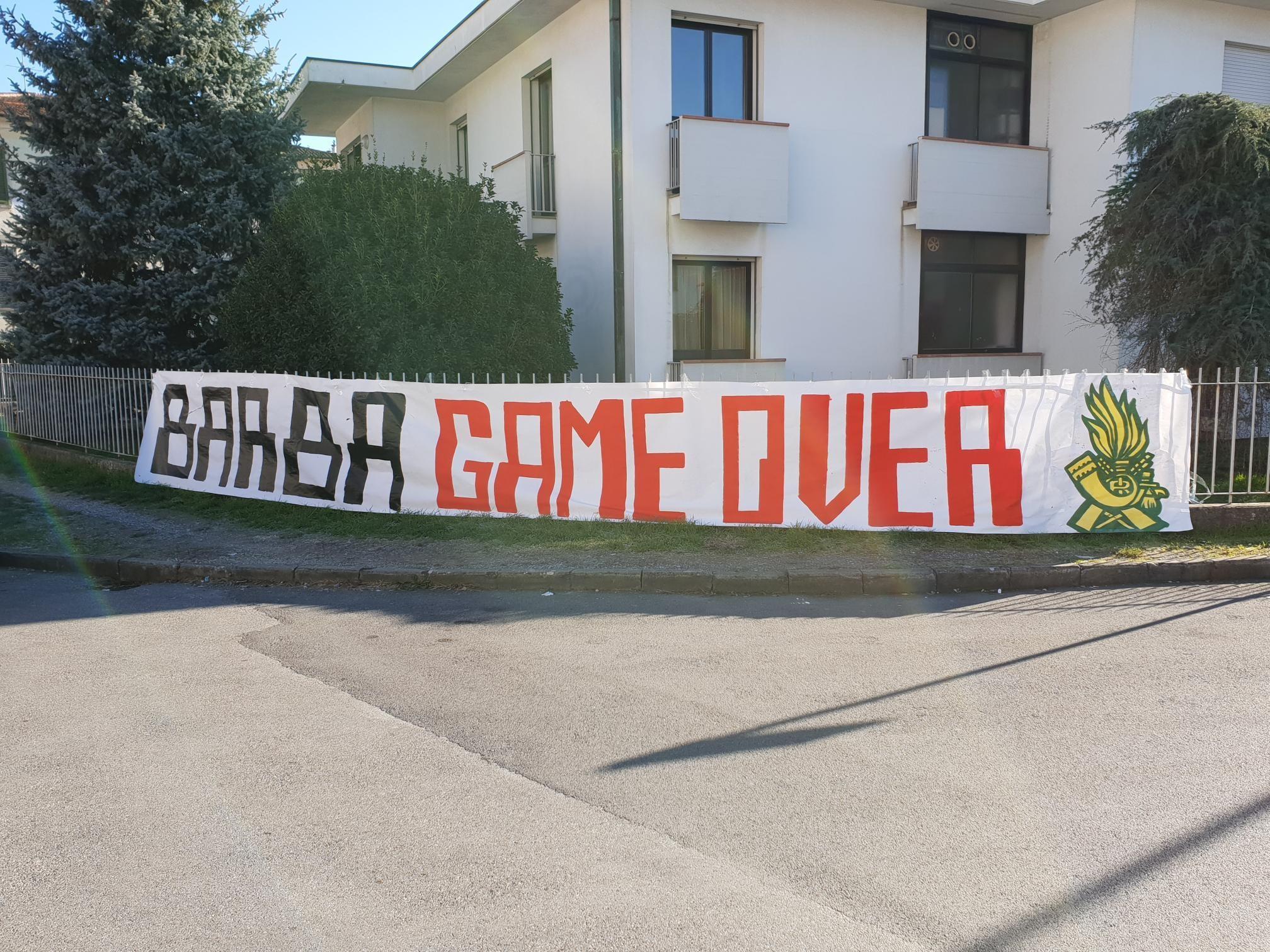 Lo striscione contro Moriconi apparso davanti alla tribuna coperta