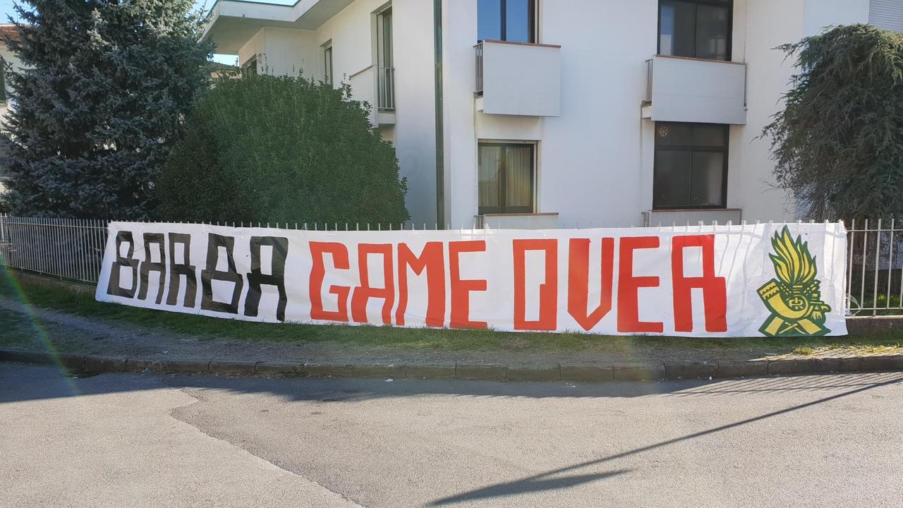 Lo striscione contro Moriconi apparso davanti alla tribuna coperta