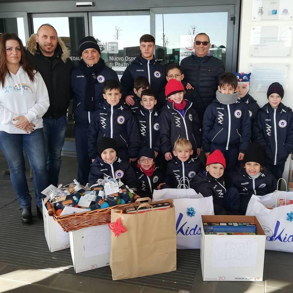 I ragazzi e lo staff della Scuola calcio dell'Asd Vaianese in ospedale
