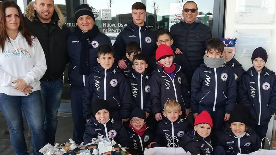 I ragazzi e lo staff della Scuola calcio dell'Asd Vaianese in ospedale