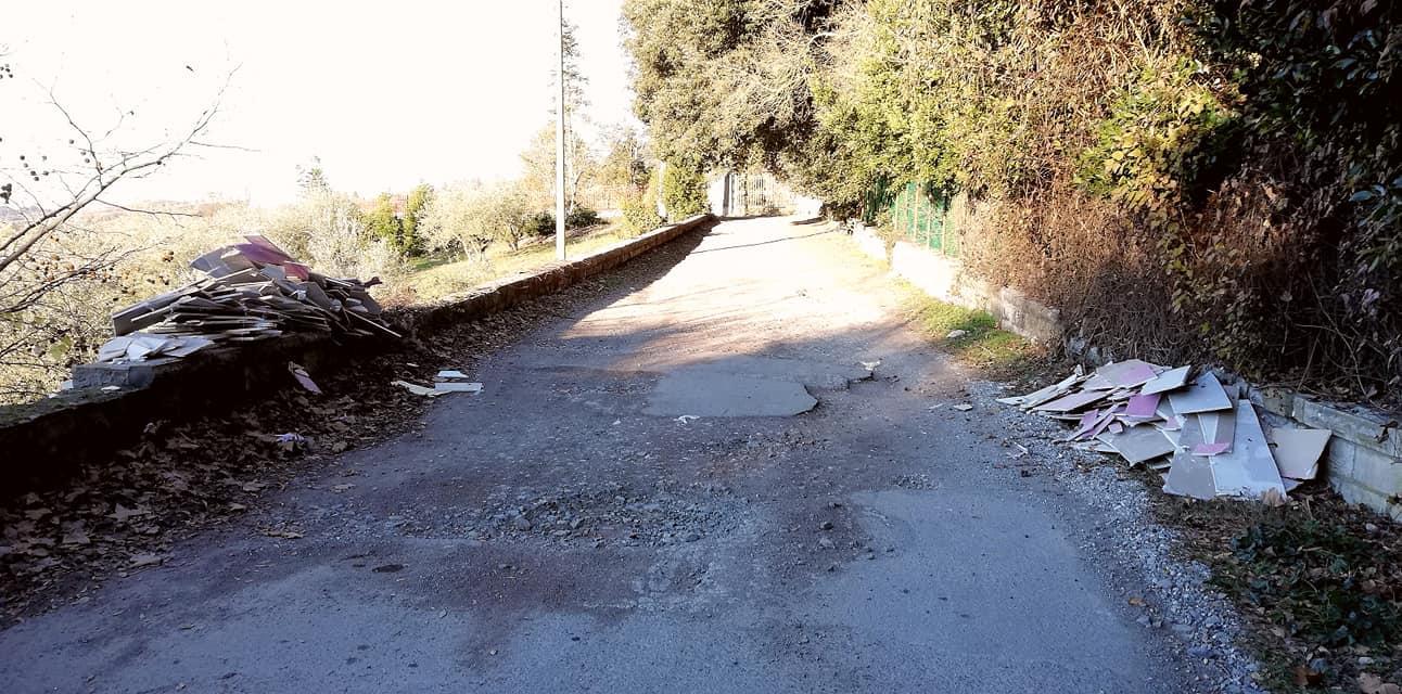 Gli scarti di cartongesso abbandonati lungo il viale di accesso alla Villa del Barone
