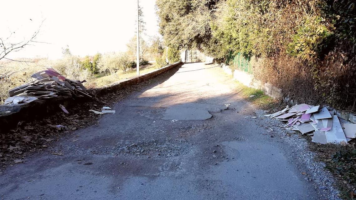 Gli scarti di cartongesso abbandonati lungo il viale di accesso alla Villa del Barone
