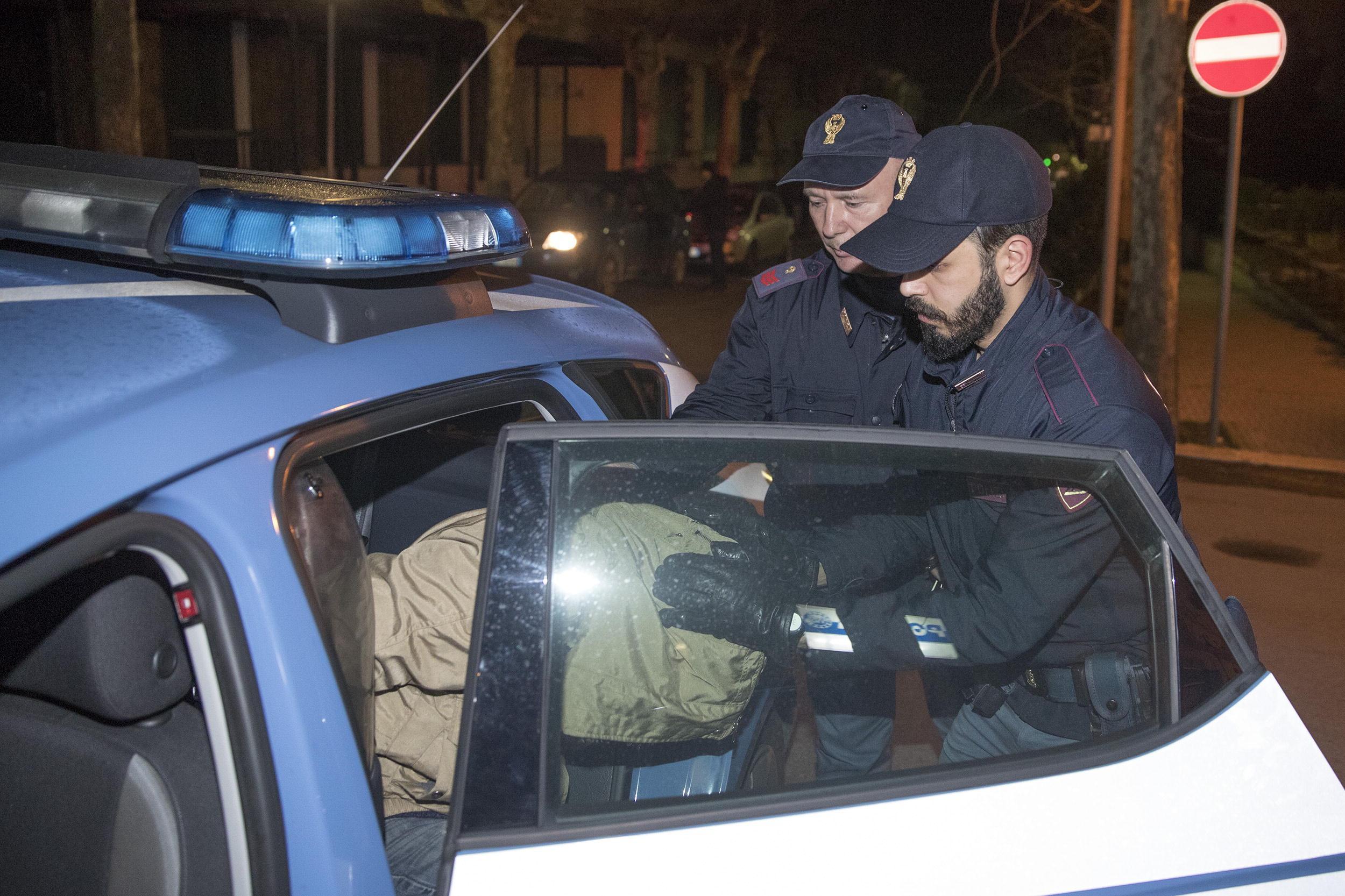 Tenta furto in casa di un poliziotto: inseguito e arrestato