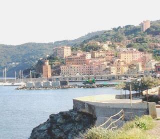 Una panoramica del porto di Rio Marina