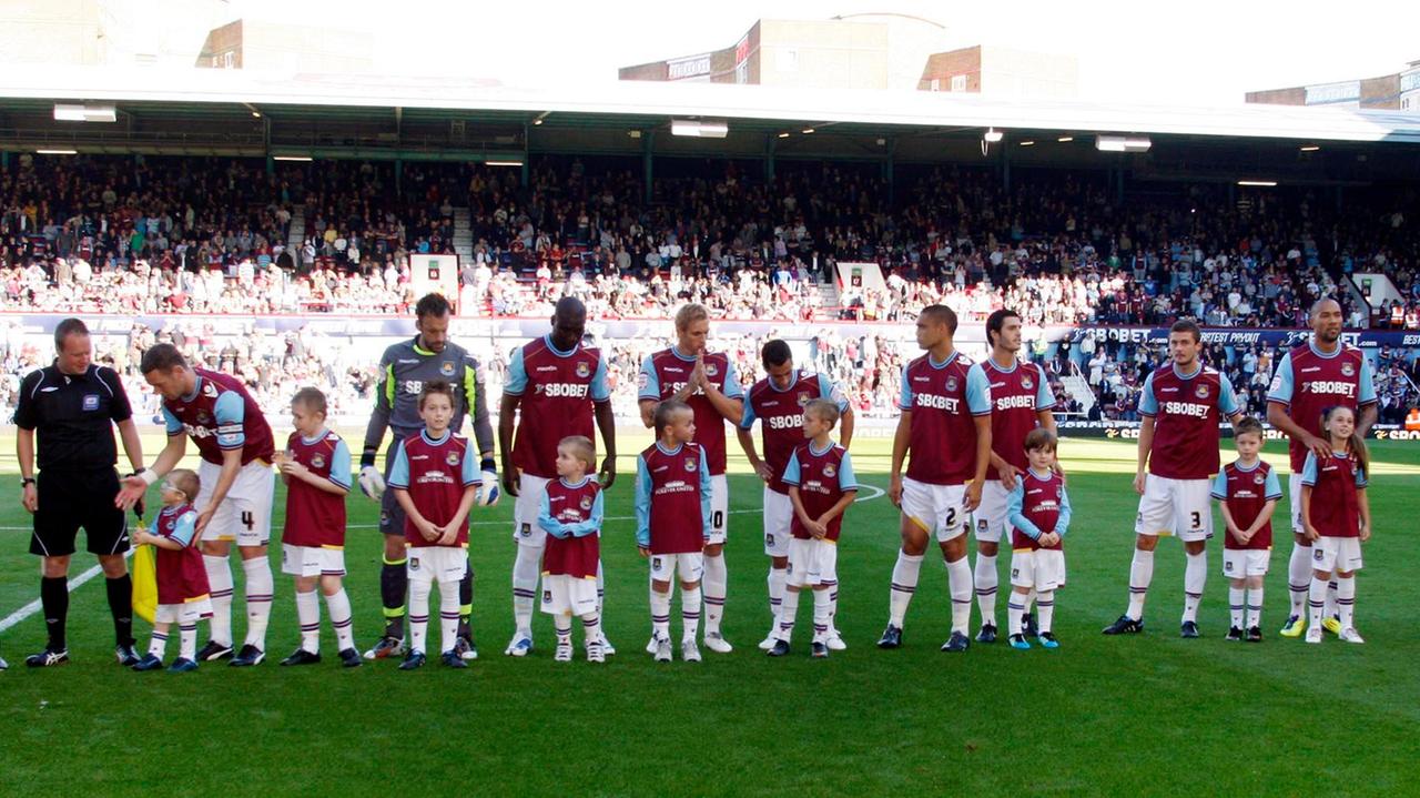 Bambini accompagnano i campioni del West Ham