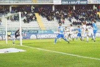 Il pallone incornato da Mirko Valdifiori supera la mano protesa del portiere Antonioli e finisce in rete: è il gol del definitivo 2-0