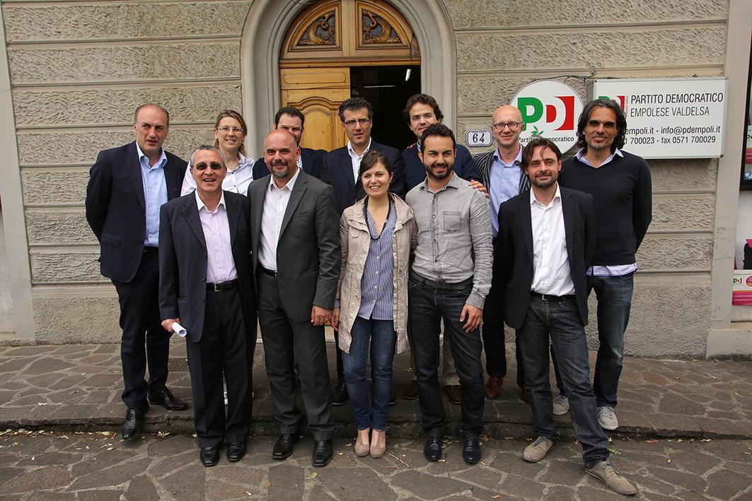 Gli undici sindaci dell’Empolese Valdelsa davanti alla sede del Pd a Empoli subito dopo le elezioni amministrative del 2014