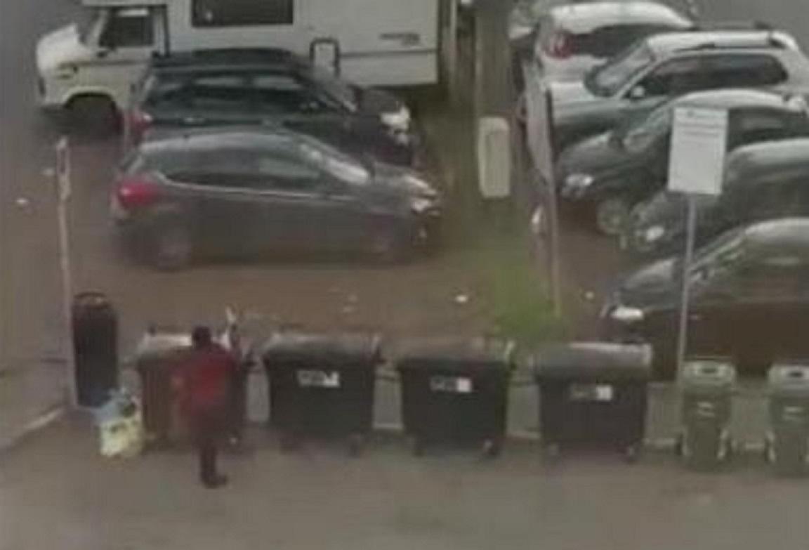 Il momento in cui la signora lascia il sacchetto sul cassonetto