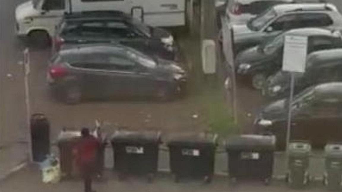 Il momento in cui la signora lascia il sacchetto sul cassonetto