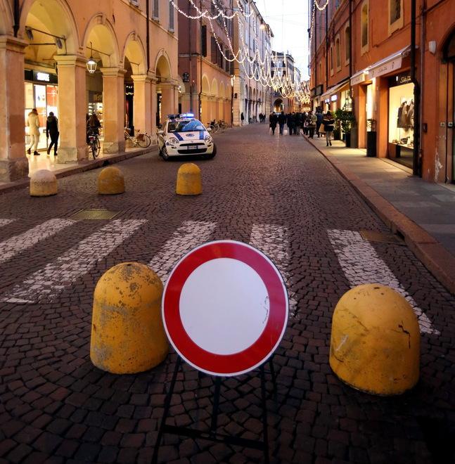 Fittoni in via Emilia a Modena per la folla dei saldi e l’Epifania 