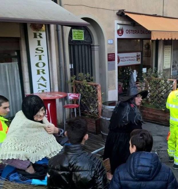 “Via dei presepi” finale con Befana e Re Magi a cavallo 