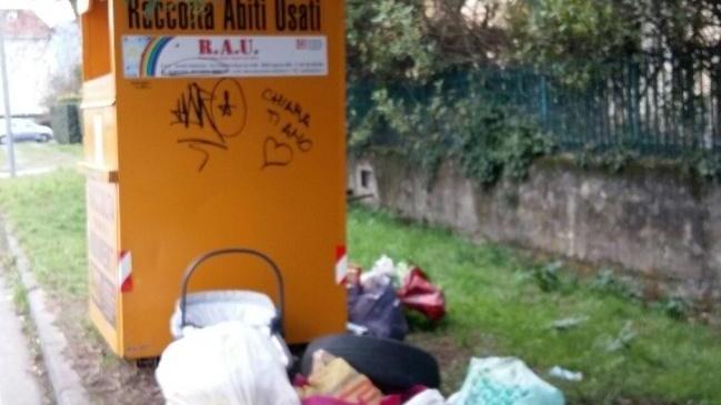 Una discarica in mezzo alle case in via Martini