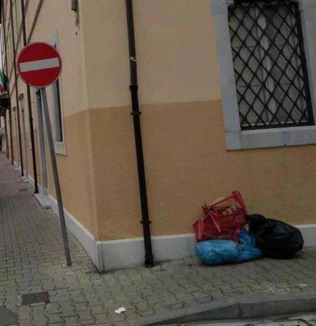 Furti di borse e portafogli nei carrelli della spesa