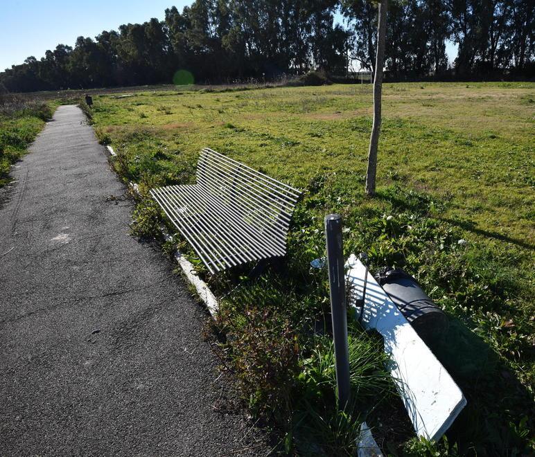 Altalene rotte, pini crollati e campi di calcio “fai da te” Sos parchetti e aree verdi 