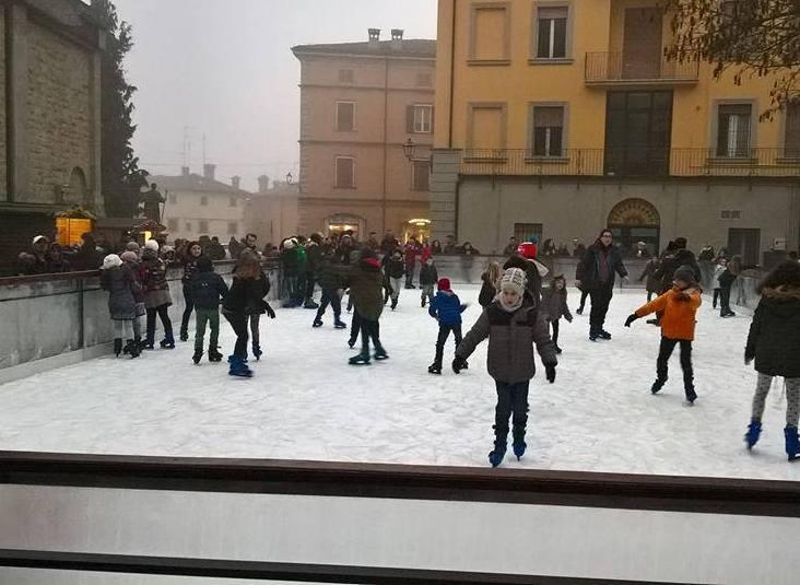 Gli orari per pattinare sulla pista di ghiaccio