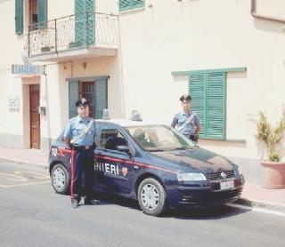 Carabinieri davanti alla stazione di Marina di Campo