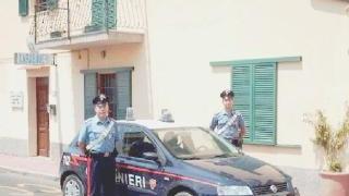 Carabinieri davanti alla stazione di Marina di Campo