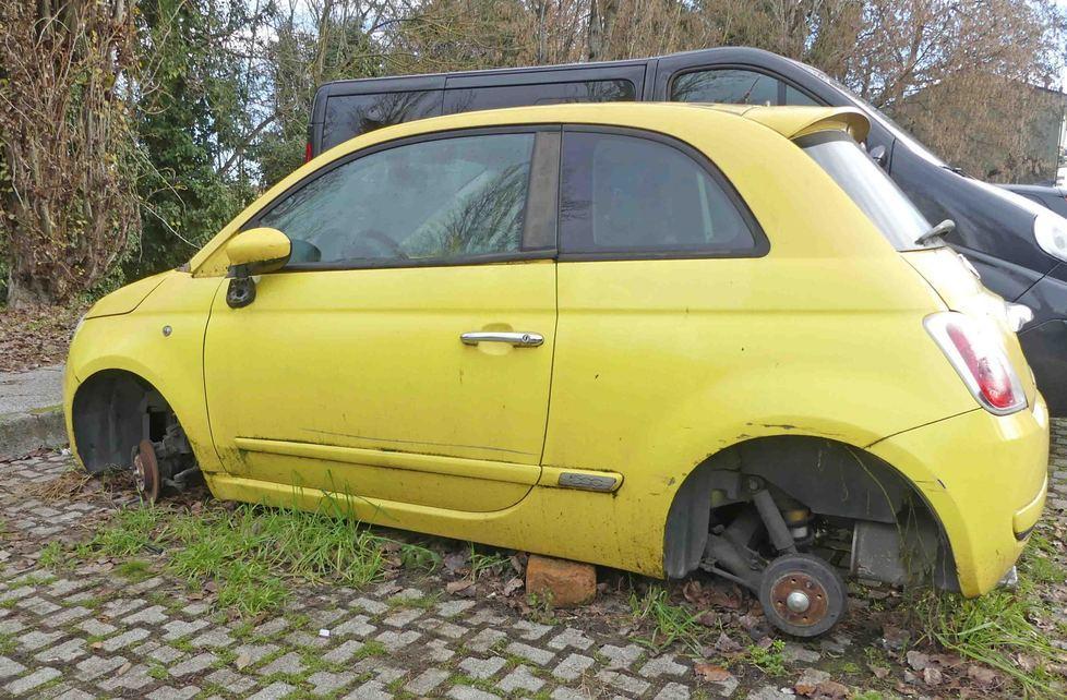 Rubate le ruote a un’auto