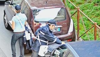 Vigilini in azione nel corso di controlli delle auto in sosta